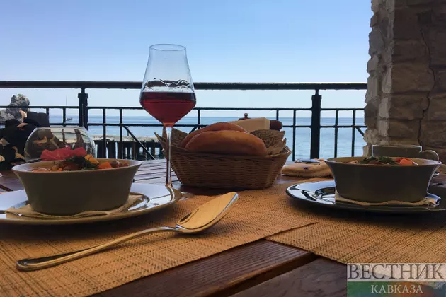Туристов в Абхазии вместо "все включено" будет ждать "безлимитное вино"