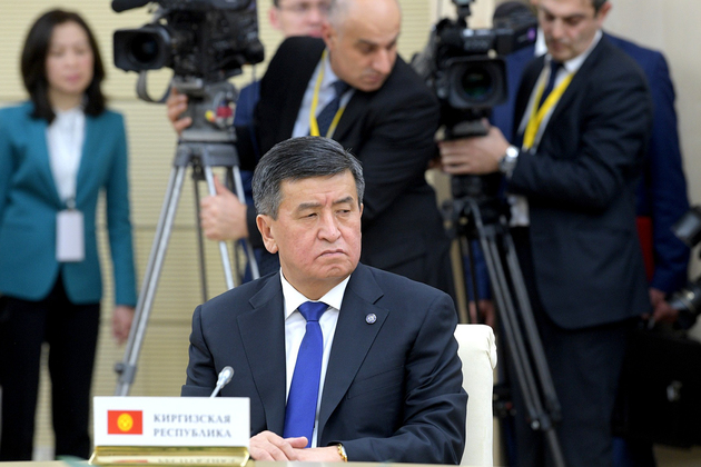 Атамбаев поручил премьеру Киргизии продолжить борьбу с кризисом