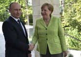 Путин и Меркель провели &quot;переговоры роз&quot;