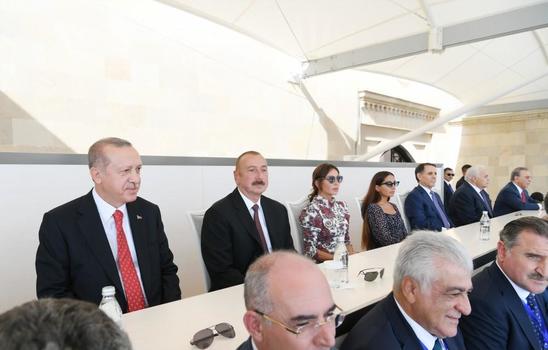 Ильхам Алиев, Реджеп Тайип Эрдоган и Мехрибан Алиева приняли участие в параде в честь столетия освобождения Баку (ВИДЕО)