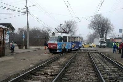 Грузовик &quot;спихнул&quot; с рельсов трамвай в Краснодаре