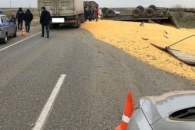 Перевернутый зерновоз перекрыл дорогу на Ставрополье