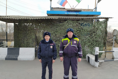 Кабардино-балкарские полицейские помогли школьникам, застрявшим на трассе в мороз