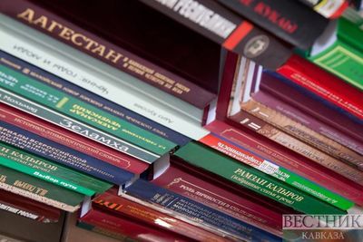 Россияне выбрали книгу Эльчина Сафарли для летнего чтения