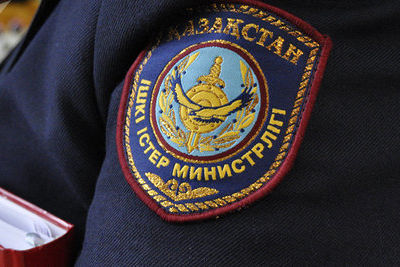 Дебоширы избили полицейского и отняли у него машину в Казахстане