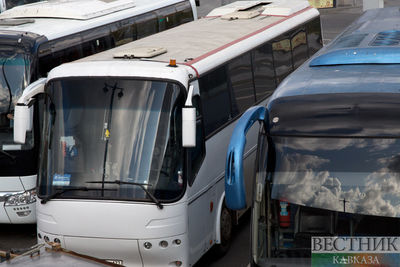Автобусы с пассажирами столкнулись в Уральске, один упал на машину