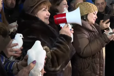 Азербайджанские экоактивисты выпустили в небо белых голубей на мирной акции в Карабахе (ВИДЕО)