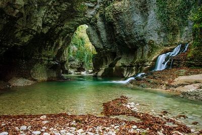 Пещеры и каньоны Грузии: как съездить осенью на один день