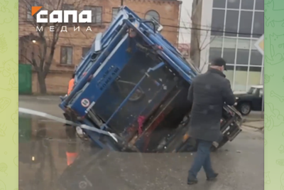 Каспийский асфальт не выдержал веса мусоровоза