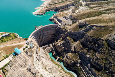 Сколько туристов посетили Чиркейскую ГЭС в 2023 году?