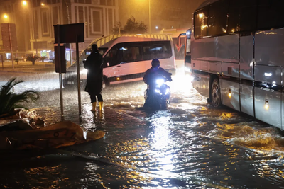 Ливень затопил улицы курортной Антальи