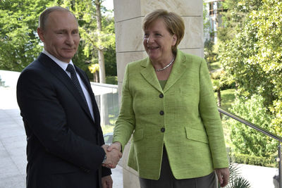 Путин обсудил с Меркель и Олландом усиление борьбы с терроризмом