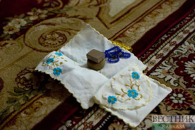 Мечеть Дербента получила обещанные ковры от Зиявудина Магомедова