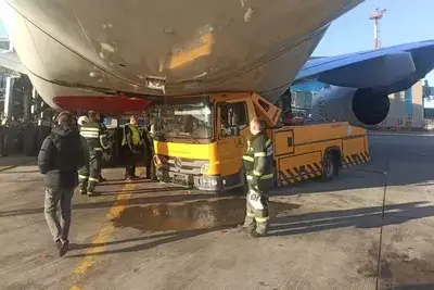Водовоз столкнулся с самолетом в Домодедово