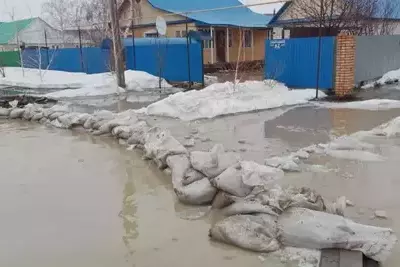 Большая вода идет в казахстанский Уральск 