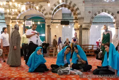 Туристы в Голубой мечети в Стамбуле